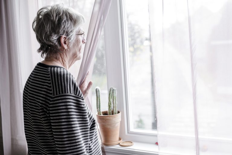 Eenzaamheid onder thuiswonende ouderen toegenomen door coronamaatregelen