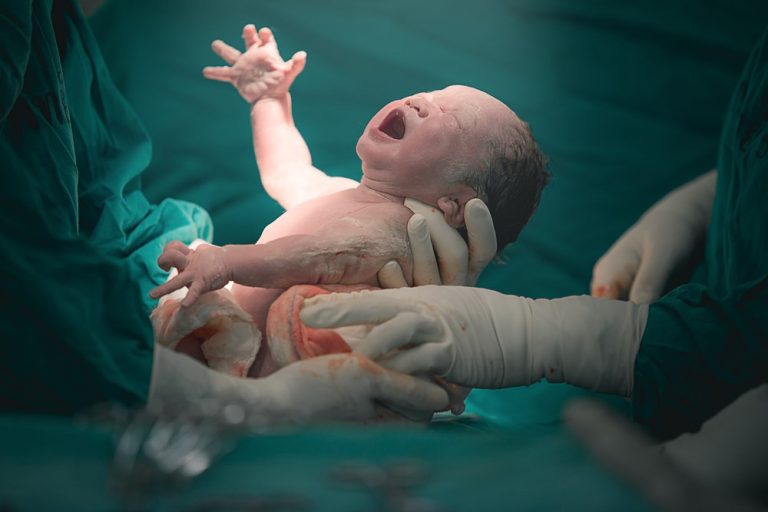 Balans in de darmmicrobiomen van keizersnedebaby’s door poeptransplantaties?