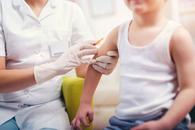 De meeste kinderen die kinkhoest krijgen zijn gevaccineerd