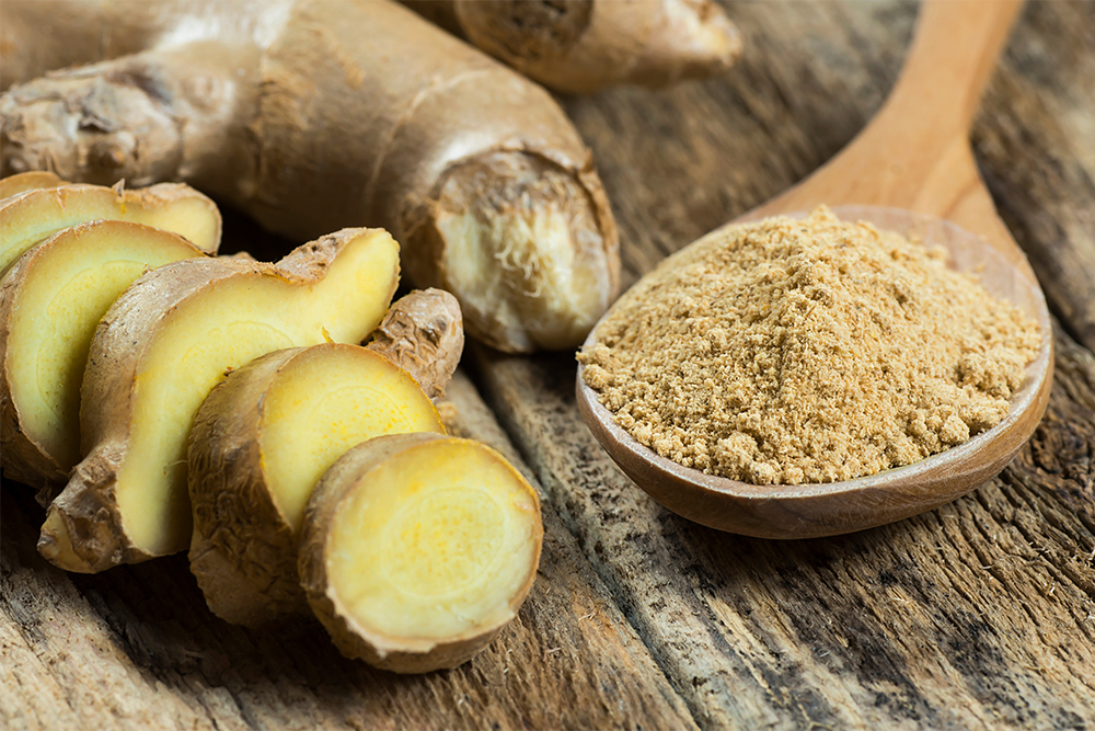 Fresh,Chopped,Ginger,Root,And,Ground,Ginger,Powder,In,Wooden